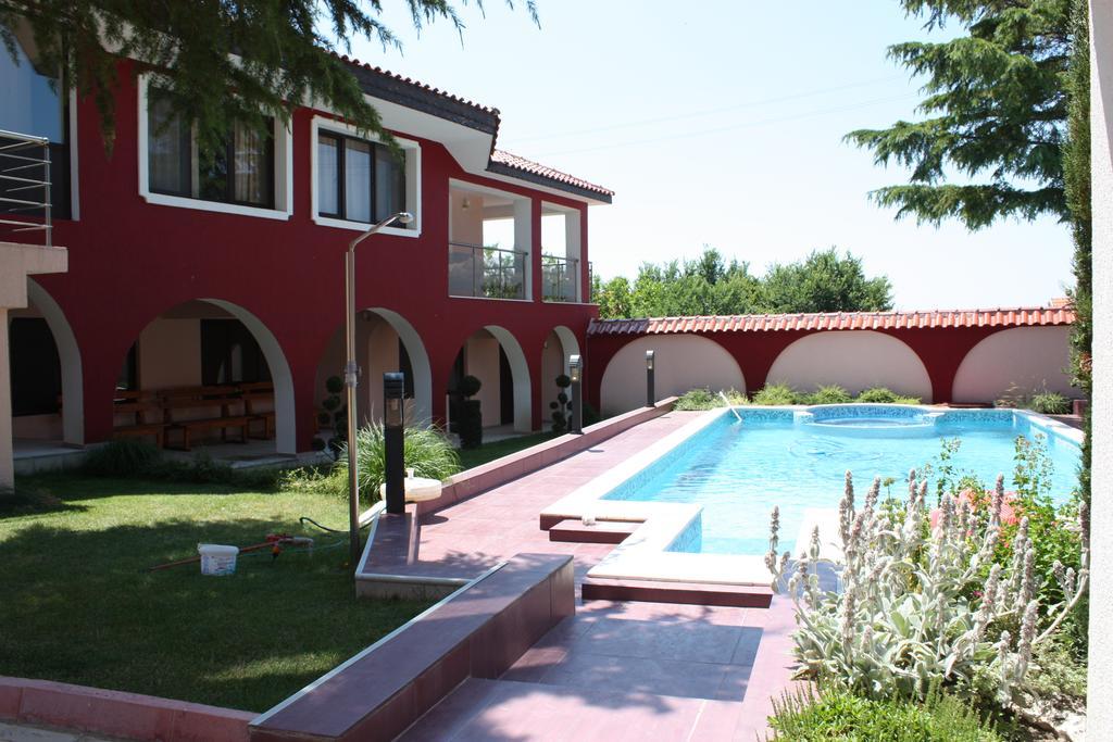 The Red House Hotel Koșarița Exterior foto